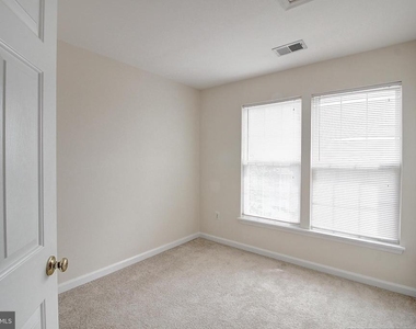 586 Eisenhower Drive - Photo Thumbnail 11
