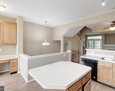 586 Eisenhower Drive - Photo Thumbnail 4