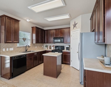 2913 Fleet Dr - Photo Thumbnail 5