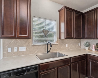 2913 Fleet Dr - Photo Thumbnail 6