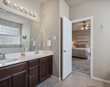 2913 Fleet Dr - Photo Thumbnail 13