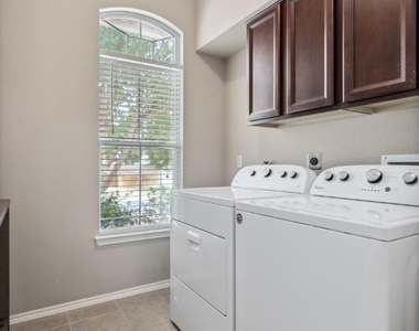 2913 Fleet Dr - Photo Thumbnail 9