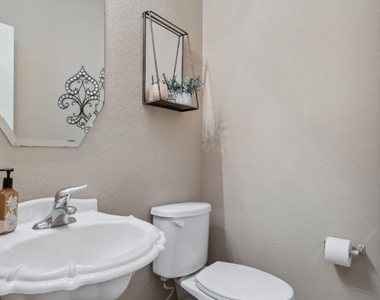 2913 Fleet Dr - Photo Thumbnail 10