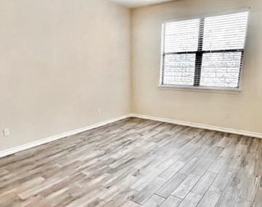 1405 Delsie Dr - Photo Thumbnail 6