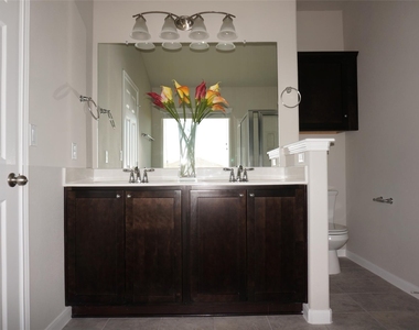 399 Langely - Photo Thumbnail 8