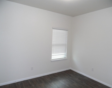 3010 Tilmon Ln - Photo Thumbnail 11