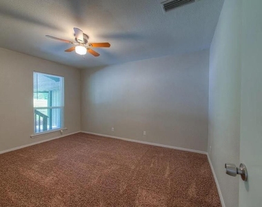 2902 Northeast Dr - Photo Thumbnail 11