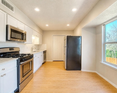 2902 Northeast Dr - Photo Thumbnail 8