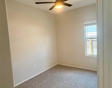 1104 Minnow Ln - Photo Thumbnail 6
