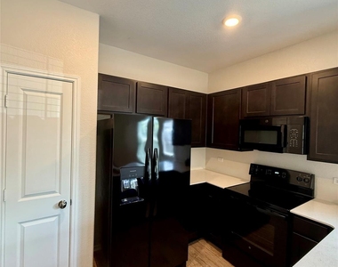1104 Minnow Ln - Photo Thumbnail 6