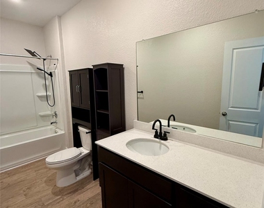 1104 Minnow Ln - Photo Thumbnail 11