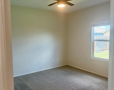 1104 Minnow Ln - Photo Thumbnail 3