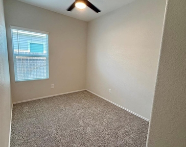 1104 Minnow Ln - Photo Thumbnail 17