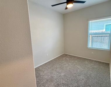 1104 Minnow Ln - Photo Thumbnail 13