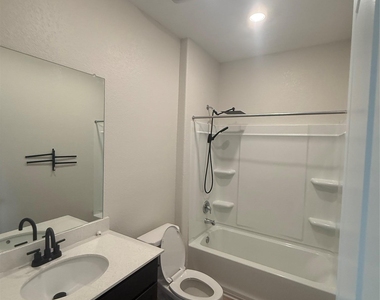1104 Minnow Ln - Photo Thumbnail 7