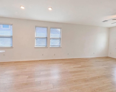 366 Papaya Dr - Photo Thumbnail 11