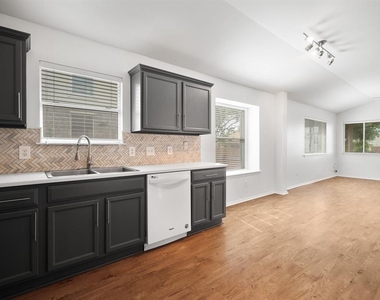 1416 Fort Lloyd Pl - Photo Thumbnail 5