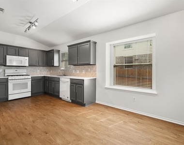 1416 Fort Lloyd Pl - Photo Thumbnail 3