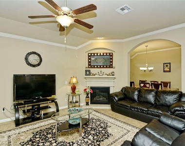 1707 Oakland Dr - Photo Thumbnail 3