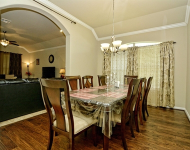 1707 Oakland Dr - Photo Thumbnail 5