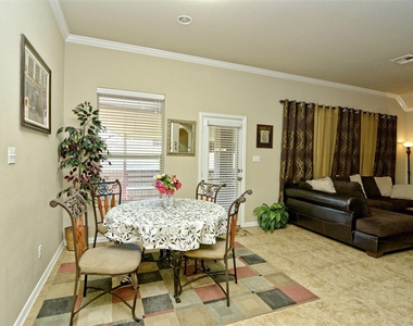 1707 Oakland Dr - Photo Thumbnail 9