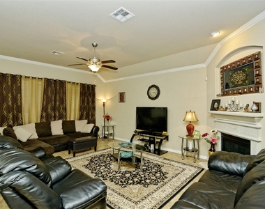 1707 Oakland Dr - Photo Thumbnail 4