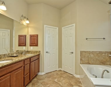 1707 Oakland Dr - Photo Thumbnail 10