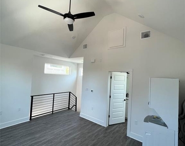 7603 Carver Ave - Photo Thumbnail 3