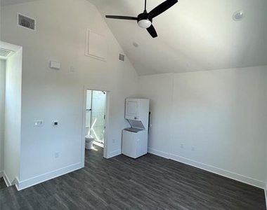 7603 Carver Ave - Photo Thumbnail 2