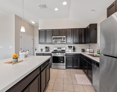 718 Bridgestone Way - Photo Thumbnail 6