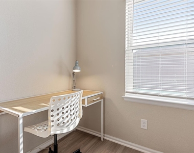 718 Bridgestone Way - Photo Thumbnail 14