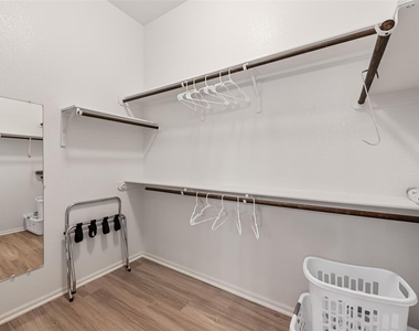718 Bridgestone Way - Photo Thumbnail 16