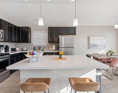718 Bridgestone Way - Photo Thumbnail 2