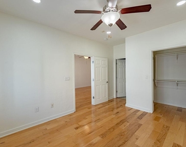 910 W 25th St - Photo Thumbnail 8