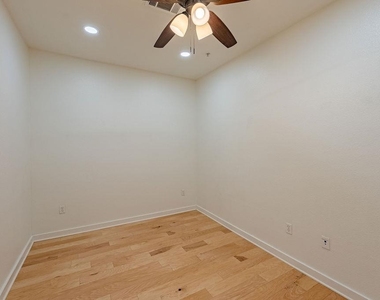 910 W 25th St - Photo Thumbnail 10