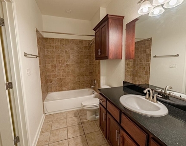 910 W 25th St - Photo Thumbnail 12