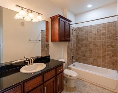 910 W 25th St - Photo Thumbnail 9