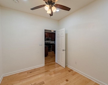 910 W 25th St - Photo Thumbnail 11