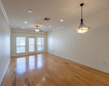 910 W 25th St - Photo Thumbnail 5