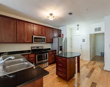 910 W 25th St - Photo Thumbnail 2