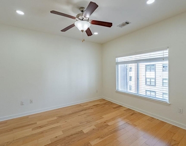 910 W 25th St - Photo Thumbnail 7