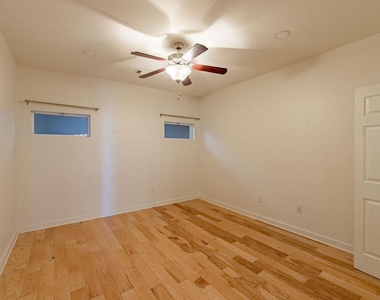 910 W 25th St - Photo Thumbnail 13