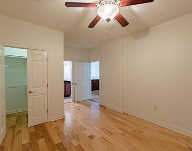 910 W 25th St - Photo Thumbnail 14