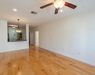 910 W 25th St - Photo Thumbnail 6