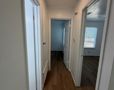 704 Osage Dr - Photo Thumbnail 3
