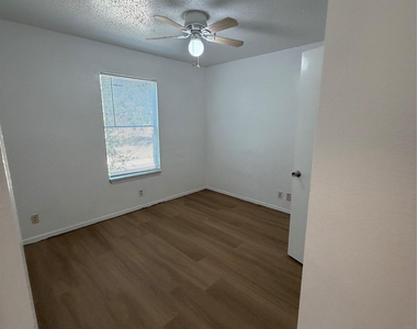 704 Osage Dr - Photo Thumbnail 4