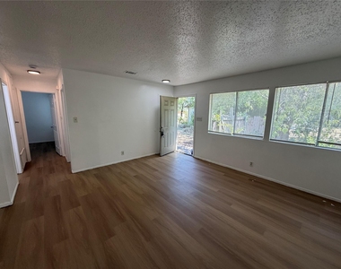 704 Osage Dr - Photo Thumbnail 2