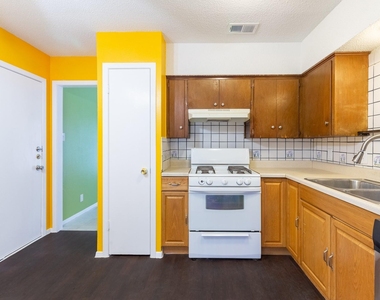 5905 Cedardale Dr - Photo Thumbnail 6