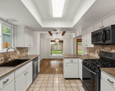 10603 Parkfield Dr - Photo Thumbnail 7