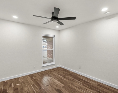 10603 Parkfield Dr - Photo Thumbnail 8